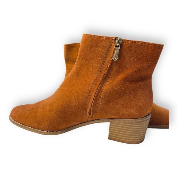 CLARK'S Breccan Myth Cognac Brown Suede Ankle Bootie EUC Size 9.5 - Picture 10 of 11